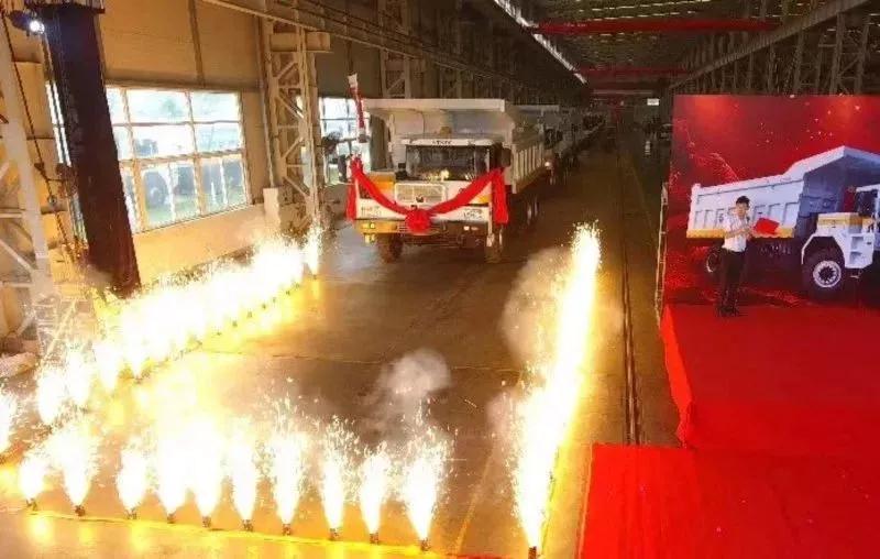 尊龙凯时首台！响应国家打赢蓝天保卫战三年行动计划--尊龙凯时重装纯电动矿用车下线