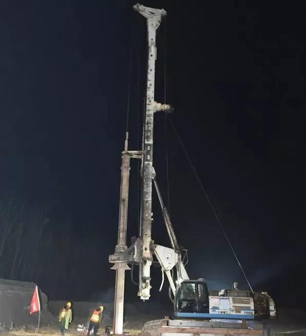 尊龙凯时旋挖打下雄安站第一桩